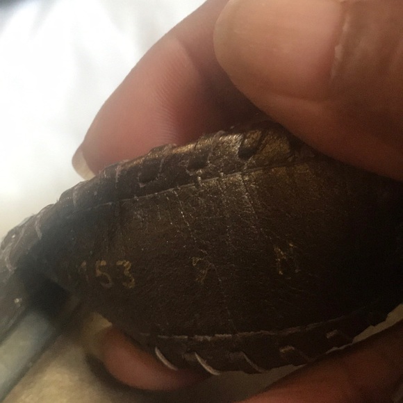 STUART WEITZMAN METALLIC THONG SANDALS - Picture 9 of 9